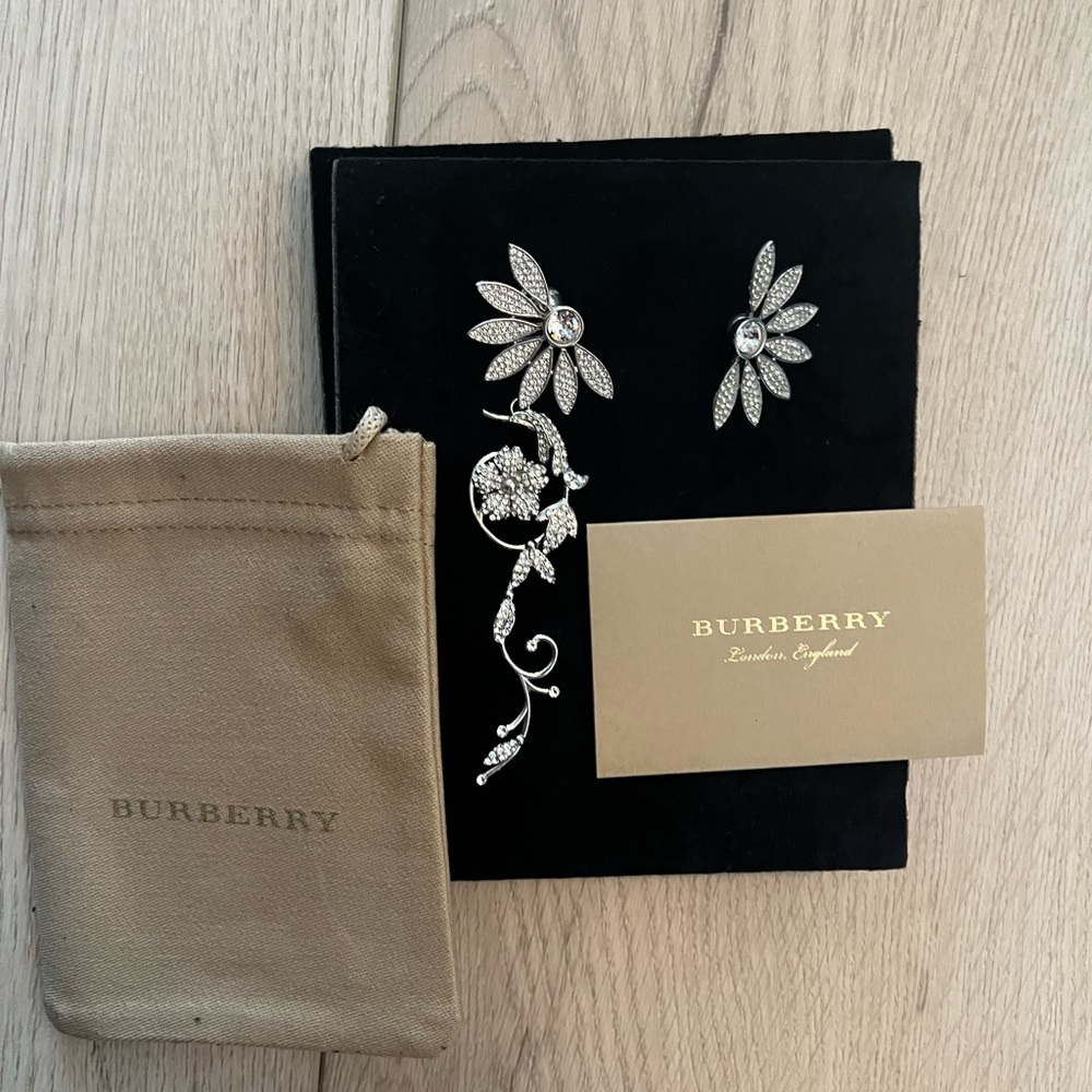 Burberry, Crystal, Daisy drop earrings & studs set in crystal, post in back NWT‎ - Picture 4 of 6